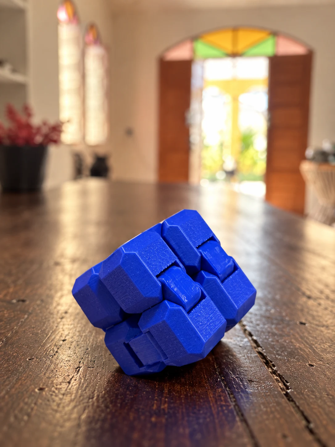 Peça articulada azul sobre a mesa de madeira